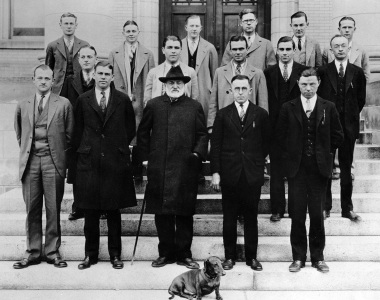 Dean Samuel Fox Mordecai with Duke University first year law students.