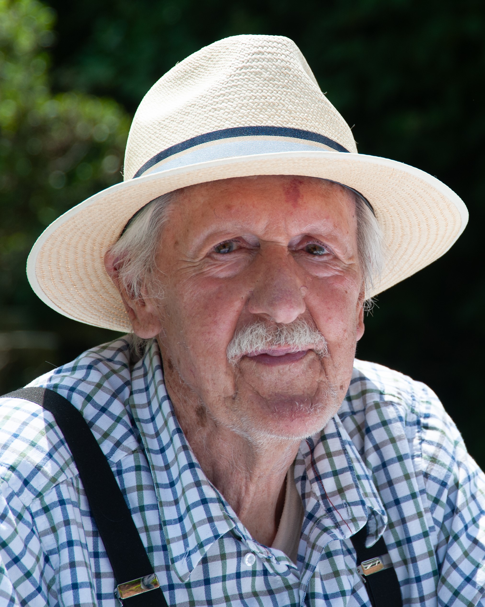 Photo portrait of Brian W. Aldiss with a white hat.