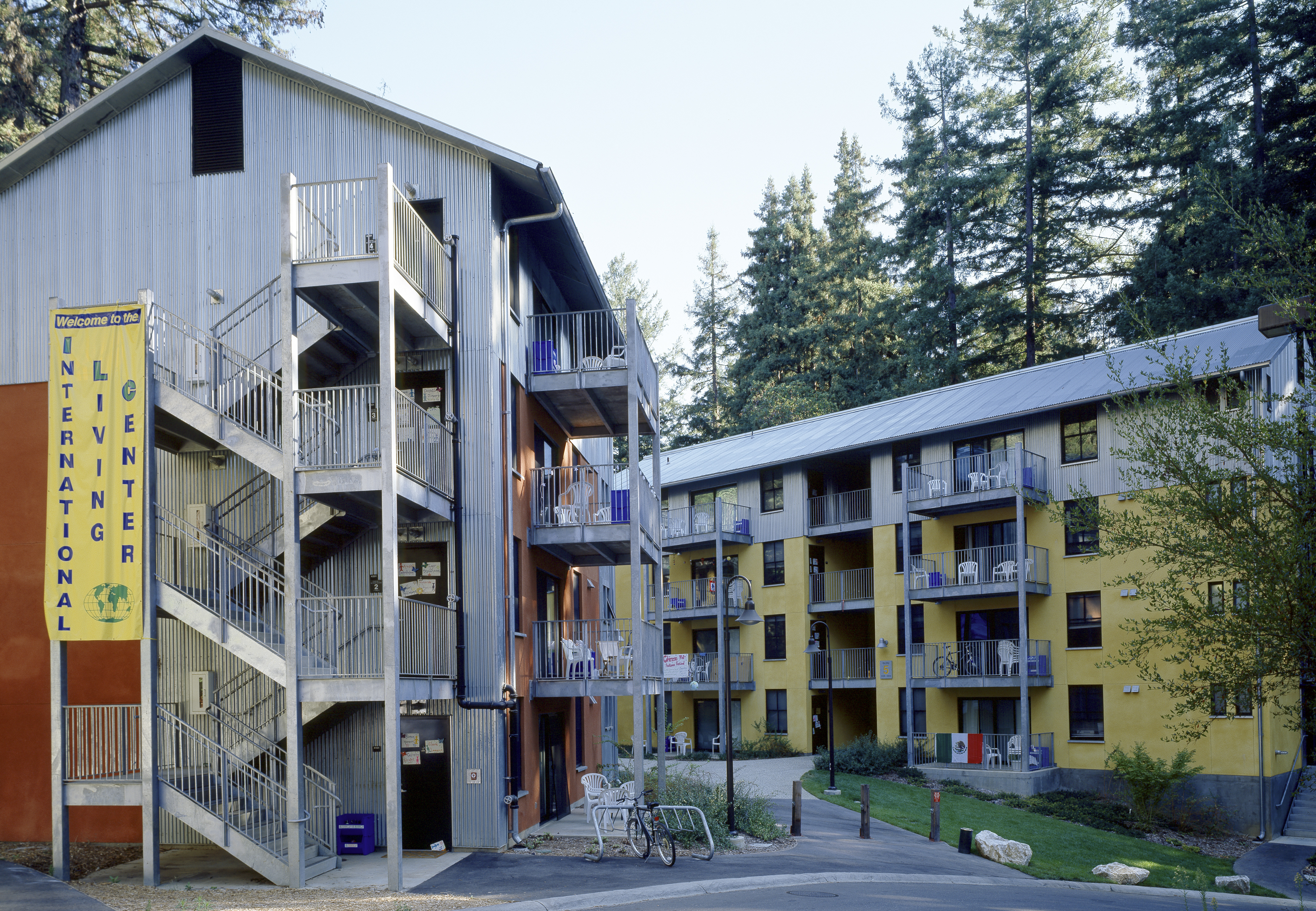 College 9 International building